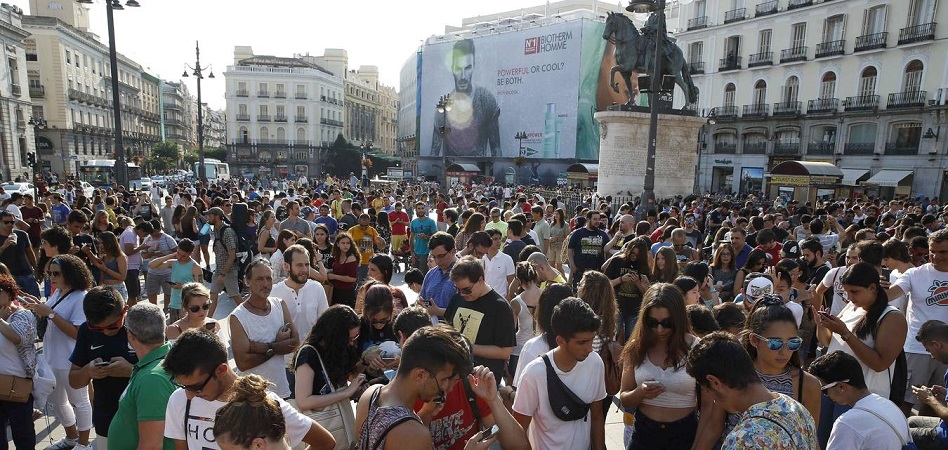 La Puerta del Sol, plena de gente La Puerta del Sol: ¿el futuro kilómetro cero del retail en España?